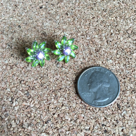 Crystal flower post earrings - Picture 2 of 4